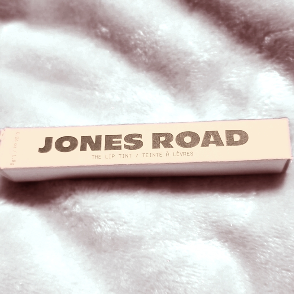 Jones road lip tent in color nude rose, new without tags.